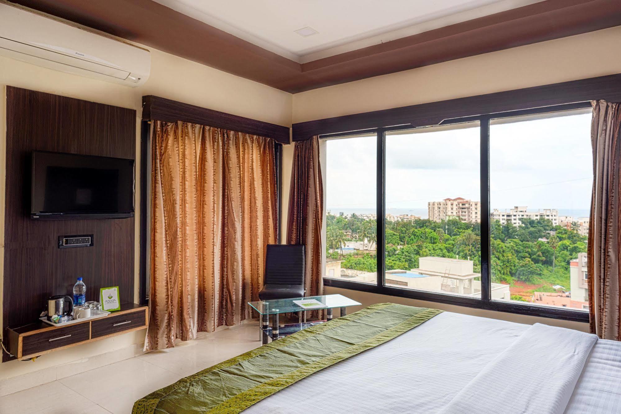 Oyo 16961 Sea Rock Hotel Визакхапатнам Екстериор снимка